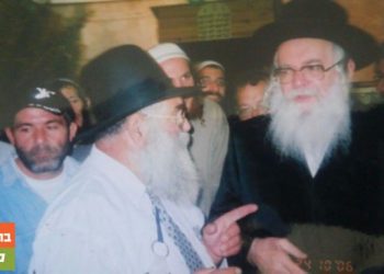 תמונה נדירה של כ"ק מוהרא"ש זי"ע בכניסה למערת המכפלה