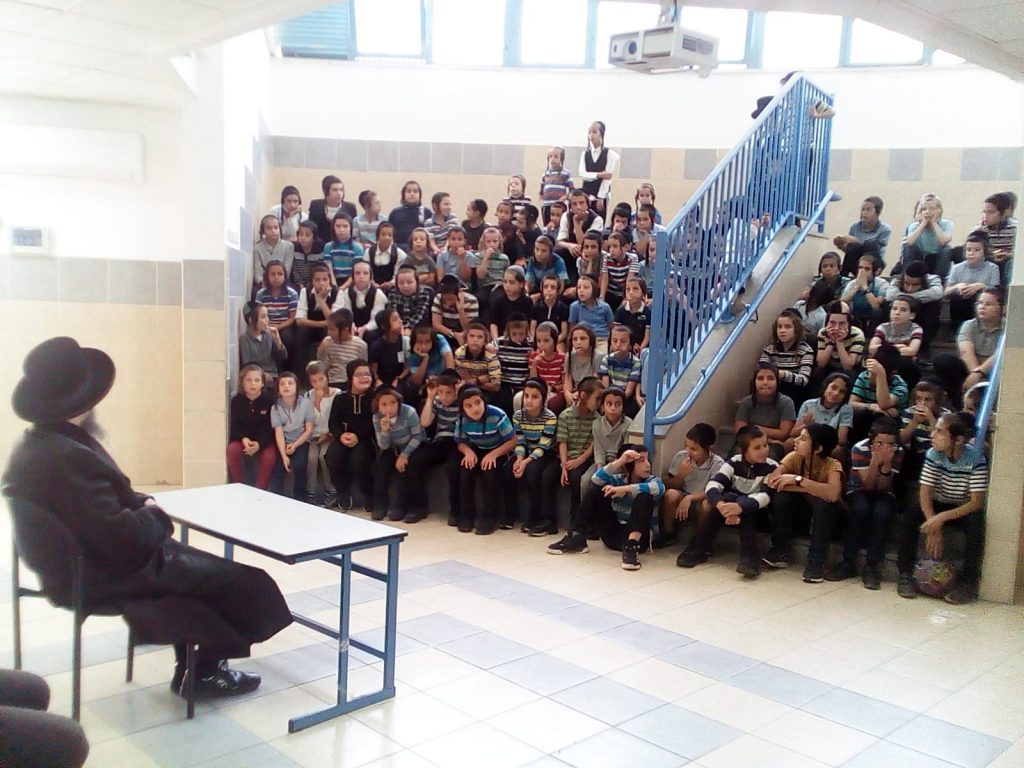 ביקור רב רושם של הרה"צ ר' נחמן שיק שליט"א במוסדות החינוך ביבנאל עיר ברסלב 17