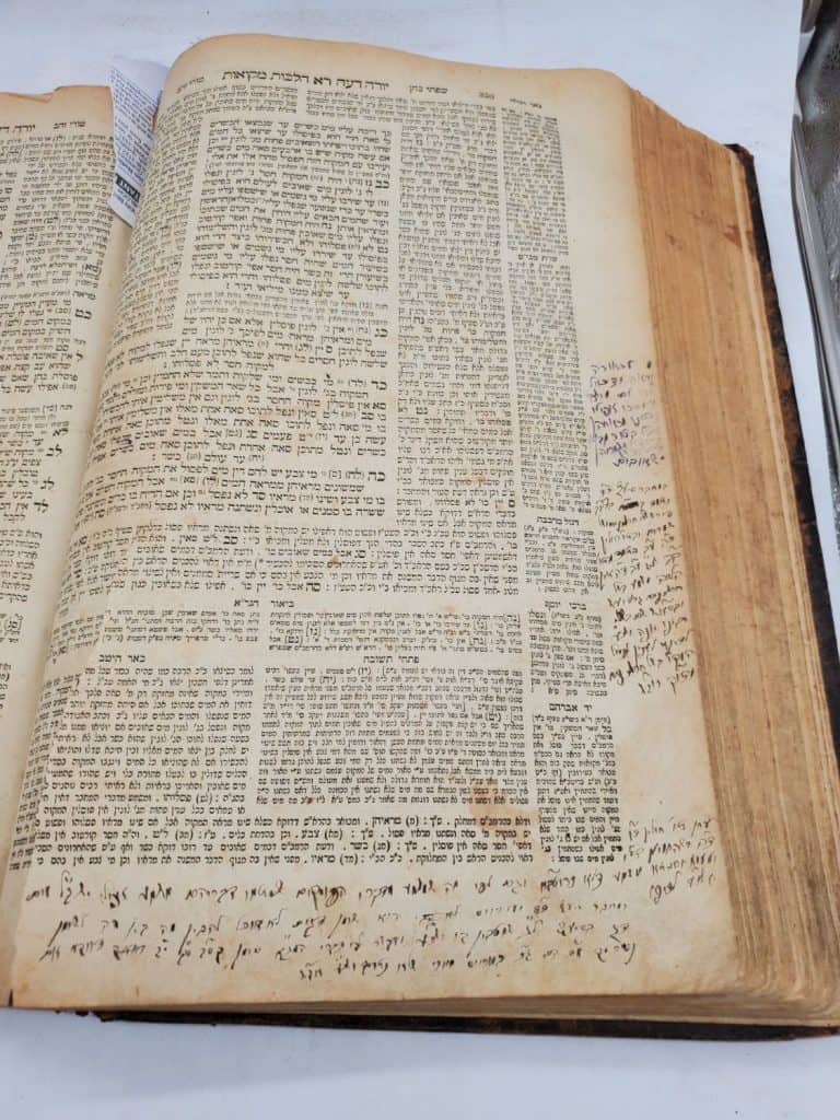 תגלית מדהימה! התגלו כ-100 הערות שאבדו בשואה על שו"ע יורה דעה, שכתב סבו של כ"ק מוהרא"ש זי"ע! 28