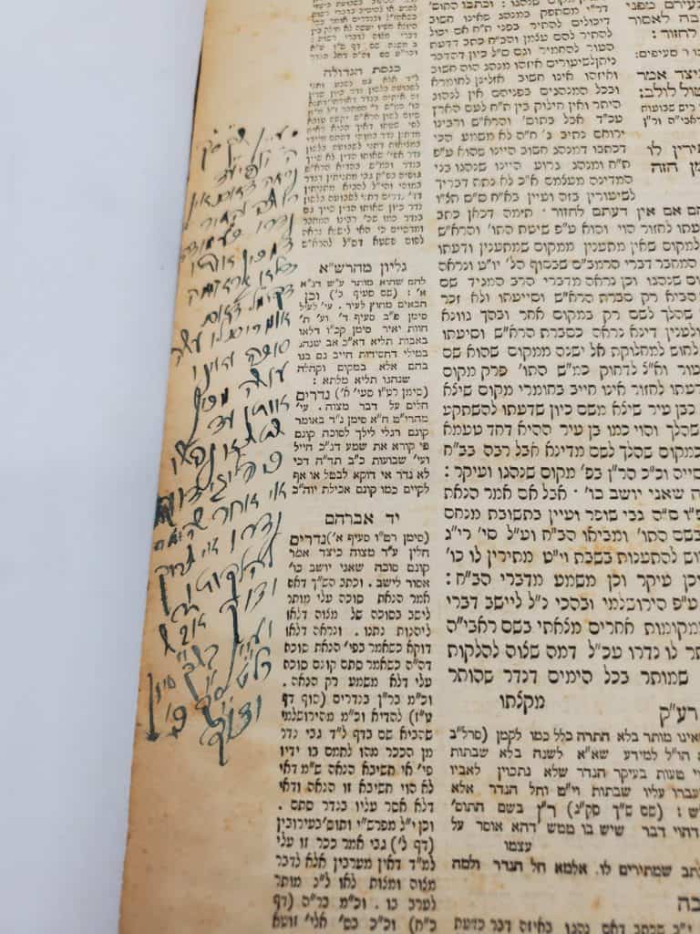 תגלית מדהימה! התגלו כ-100 הערות שאבדו בשואה על שו"ע יורה דעה, שכתב סבו של כ"ק מוהרא"ש זי"ע! 26