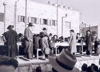 היסטורי: אביו של מוהרא"ש נואם ביסוד בית המדרש 'אוהל רחל' סאטמאר בירושלים – נדיר!