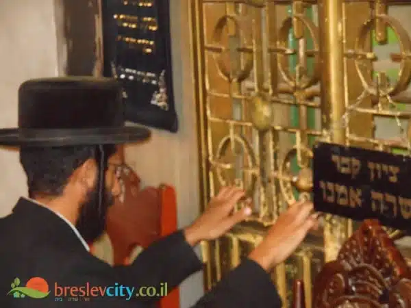 מי הרג את עשיו, ומה המקור שראשו מונח במערת המכפלה?