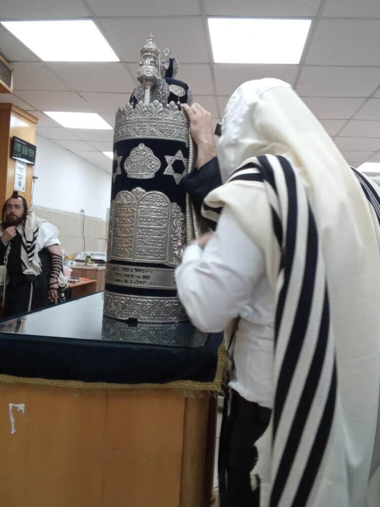 מדוע מברכים "שלא עשני גוי" ולא מברכים "שעשני יהודי"? תרוץ מפתיע!