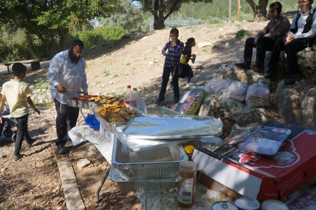 משפחות אנ"ש בקברות צדיקים בה' באייר 37