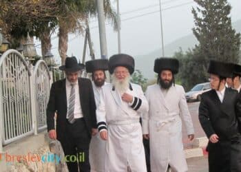 מוהרא"ש מסביר: מה המקור ללכת עם בגדים לבנים בשבת ולמה הנהיג את זה ביבנאל?