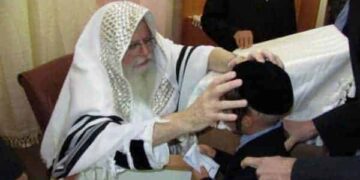 אומן ראשי תיבות נ'ר מ'צווה ו'תורה א'ור מוהרא"ש מסביר מה רבנו ז"ל עושה לנשמה באומן!