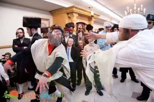 כמה כוסות יין צריך לשתות בפורים כדי לקיים 'עד דלא ידע'? מוהרא"ש עונה
