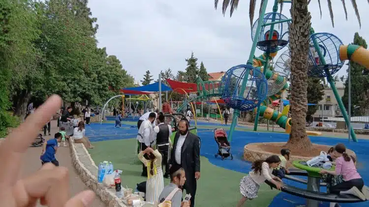 ג' אייר – משפחות אנ"ש בקברות צדיקים ובפארק