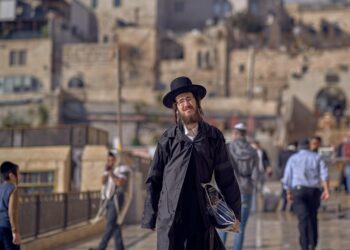 מה הייתה קושיית ה'ישמח משה' על החסידים וכיצד תירץ אותה ה'חוזה מלובלין'? רמז: חורבן בית המקדש