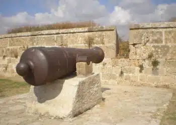 רבי נחמן מברסלב זי"ע ותלמידו תוך כדי מנוסתם נכנסים לספינת מלחמה בשוגג