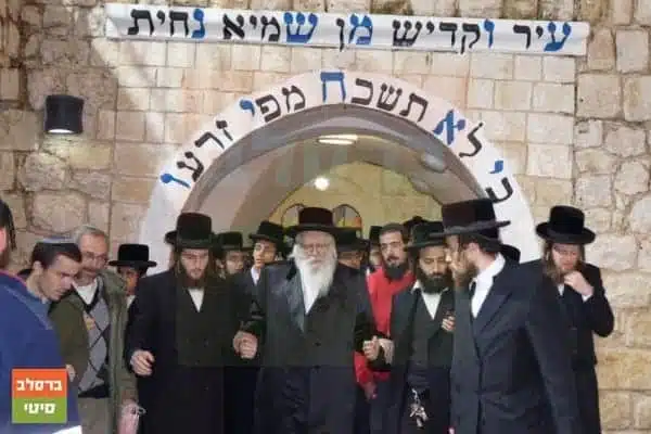 האם להתבודד על ספר של הצדיק נחשב לתפילה ציונו ממש? ומה המקור לוידוי דברים אצל הצדיק?