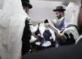 גאב"ד ה'עדה החרדית' הגאון רבי משה שטרנבוך שליט"א בסנדקאות לבן ר' אליעזר שלמה סלמנוביץ נ"י