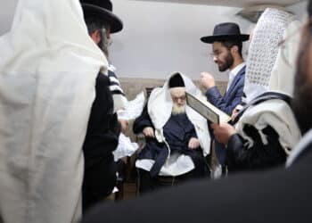 גאב"ד ה'עדה החרדית' הגאון רבי משה שטרנבוך שליט"א בסנדקאות לבן ר' אליעזר שלמה סלמנוביץ נ"י