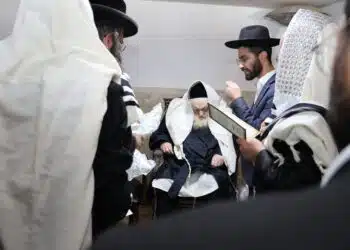 גאב"ד ה'עדה החרדית' הגאון רבי משה שטרנבוך שליט"א בסנדקאות לבן ר' אליעזר שלמה סלמנוביץ נ"י
