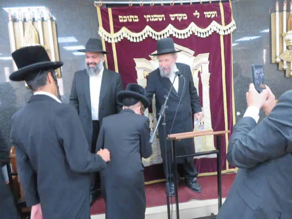 הרה"צ רבי נחמן שיק שליט"א והגאון רבי יצחק קודלצקי שליט"א בביקור בישיבת "בית שלמה" 1
