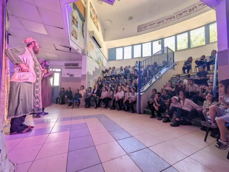 ילדי תלמוד תורה 'ילדי חן' נהנו מהצגה חינוכית ומשמחת